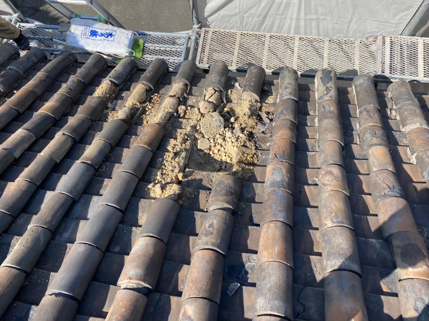 瓦の解体撤去作業